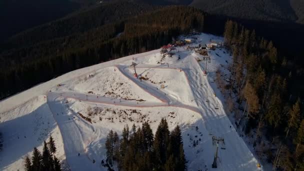 Vue aérienne du coucher du soleil au-dessus de la station de ski — Video