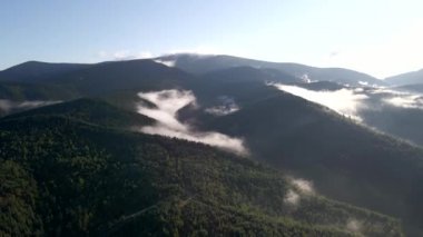 Güneşli yaz gününde dağların havadan görünüşü