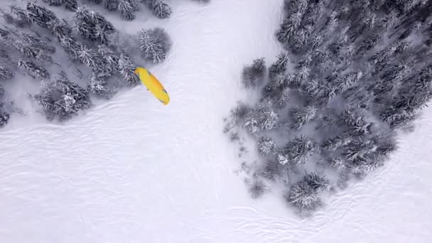 Narciarz paralotniarstwo nad ośrodkiem narciarskim — Wideo stockowe