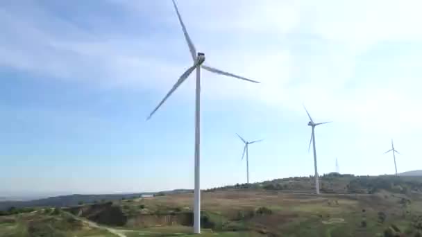 Bovenaanzicht van windenergiecentrale — Stockvideo
