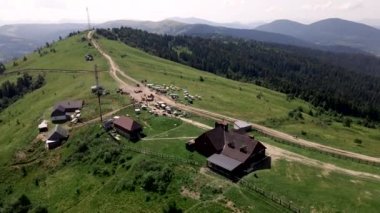 Yaz güneşinde Karpat Dağları 'nın havadan görünüşü