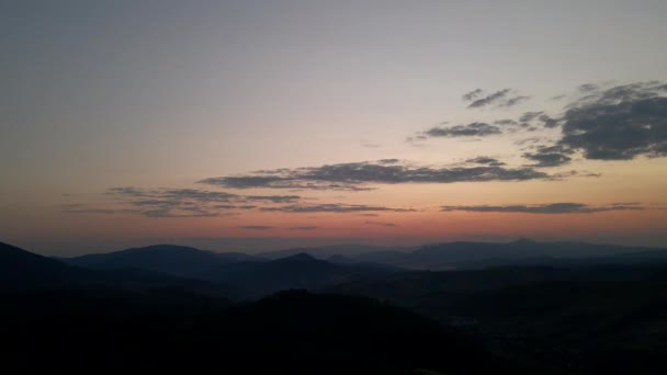 Vista aerea del tramonto sopra la catena montuosa dei Carpazi — Video Stock