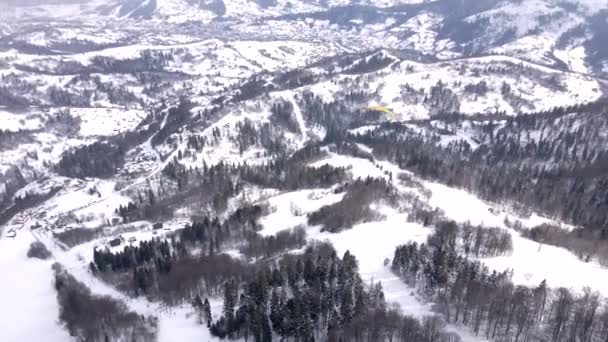 Skiër paragliding boven skigebied — Stockvideo