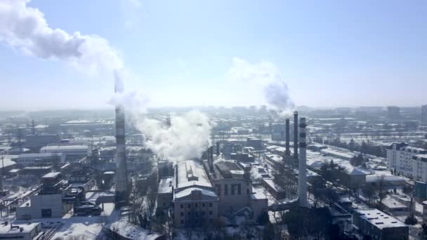 Vanuit de lucht bekijken van smog die uit chemische fabriekspijpen gaat — Stockvideo