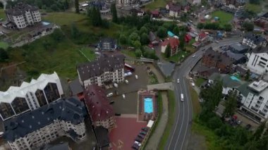 Karpatya dağlarındaki bukovel 'in havadan görünüşü