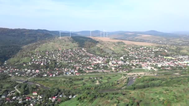 Vista aérea da central eólica de electricidade renovável — Vídeo de Stock