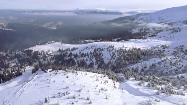 Ovanifrån utsikt över snowboardskidorten — Stockvideo