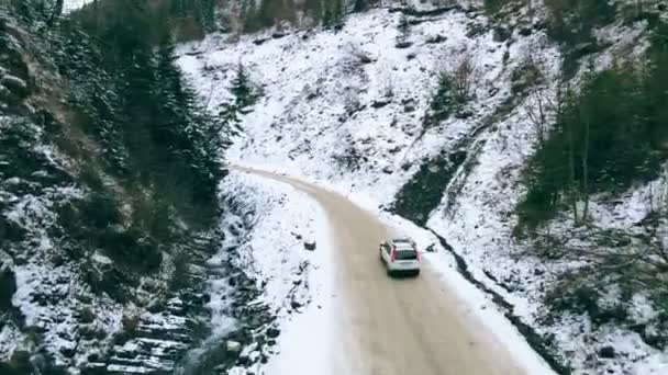 Dragobrat, Ukraina: 11 stycznia 2021: samochód suv będzie się przez śnieżne góry szlak drogowego — Wideo stockowe