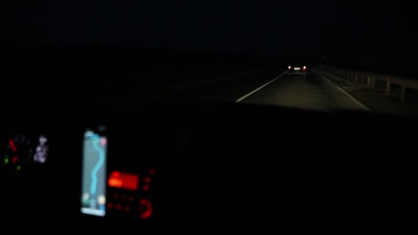 Uitzicht op de auto van achteren bij nacht weg — Stockvideo