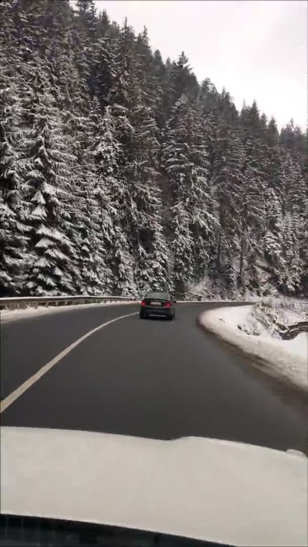 Blick aus dem Auto auf der Gebirgsstraße im Winter — Stockvideo