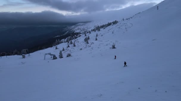 Abendliche Luftaufnahme des Skigebiets — Stockvideo