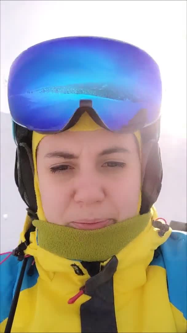 Kobieta rozmawiająca przed kamerą podczas jazdy na nartach — Wideo stockowe