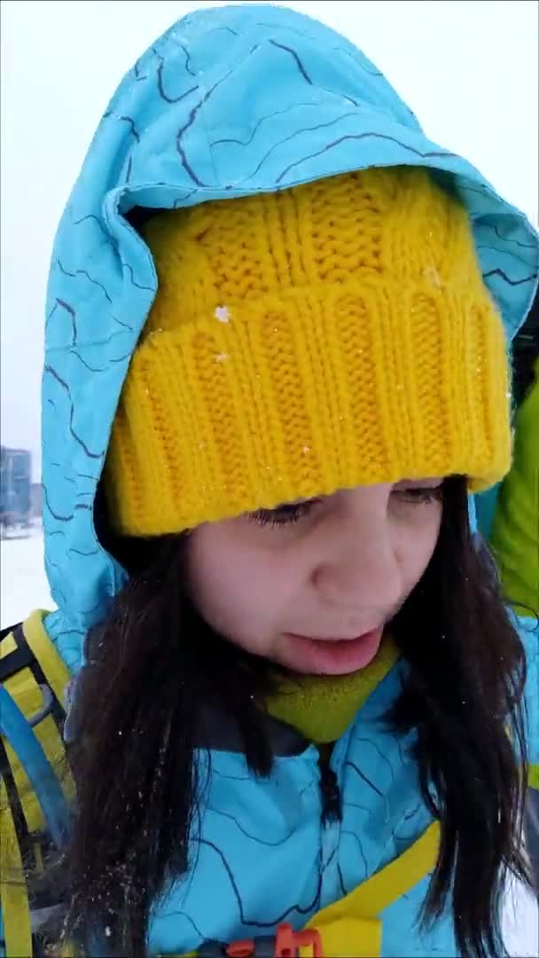 Woman talking on phone camera vlogging about ski resort — Stock Video