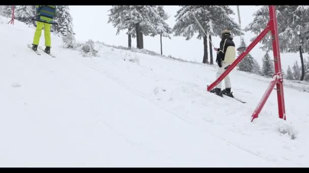スノーヒルの頂上までヨークでスキーをする男が — ストック動画