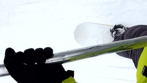Snowboardzista za pomocą windy przeciągnij, aby dostać się na szczyt stoku — Wideo stockowe