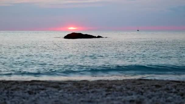 Coucher de soleil au-dessus de la mer yacht de plage sur fond — Video