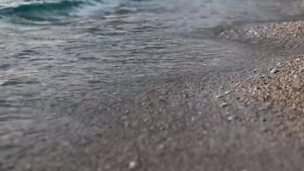 Olas marinas en la playa rocosa de cerca — Vídeos de Stock