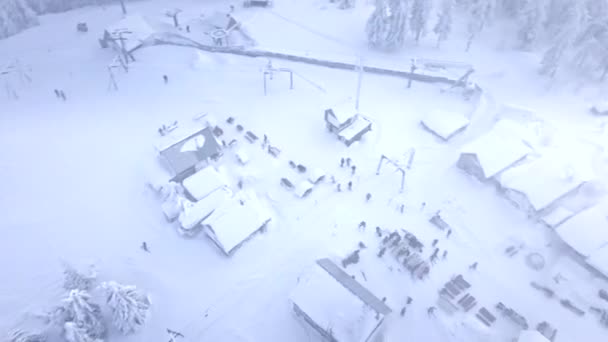 Antenn utsikt över bergstoppen människor skidåkning och snowboard — Stockvideo
