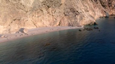Lefkada adasındaki Porto Katsiki plajının hava manzarası Yunanistan