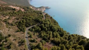 Araç dağlardaki Yunan adası yolunda ilerliyor.