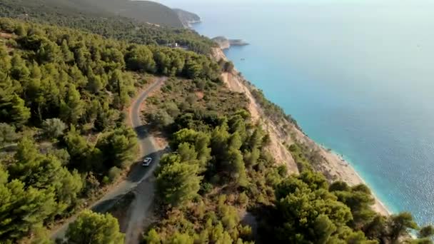 Suv viagem de carro na ilha grega estrada nas montanhas — Vídeo de Stock
