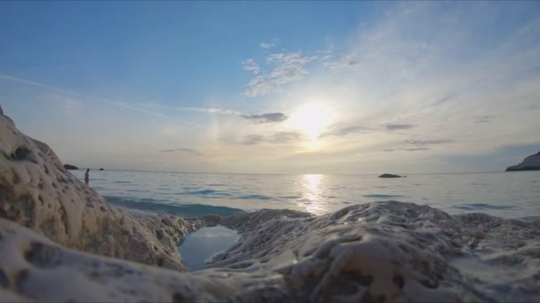 Blick auf den Sonnenuntergang über dem Meer Strand — Stockvideo