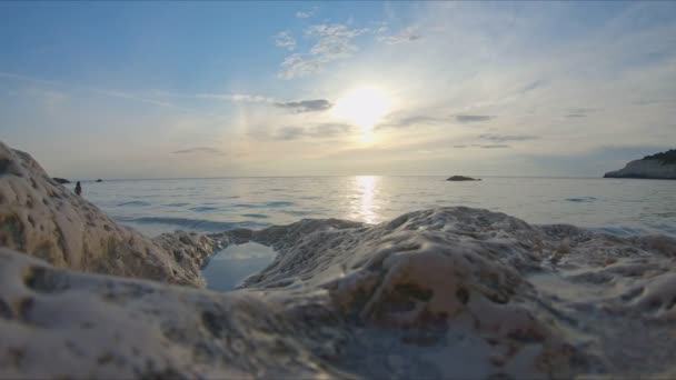 Vista do pôr do sol acima da praia do mar — Vídeo de Stock