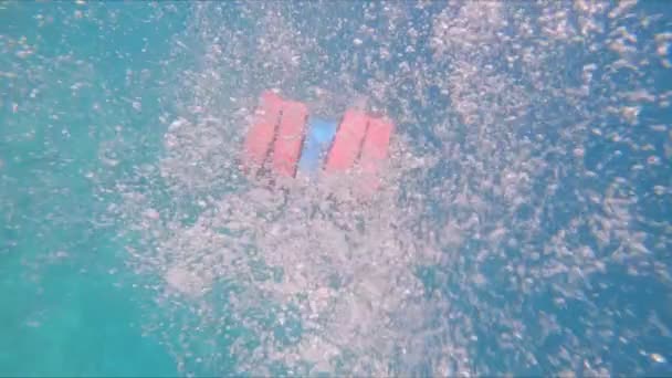 Tüplü dalış maskeleriyle su altında öpüşen çift — Stok video