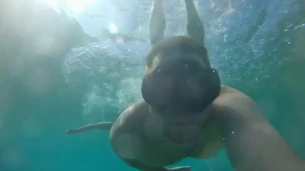 Selfie çifti su altında dalış yapıyor. — Stok video