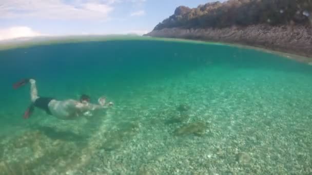 Pár líbání pod vodou v potápěčských maskách — Stock video