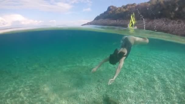 Mujer bajo el agua en traje de baño buceo — Vídeo de stock