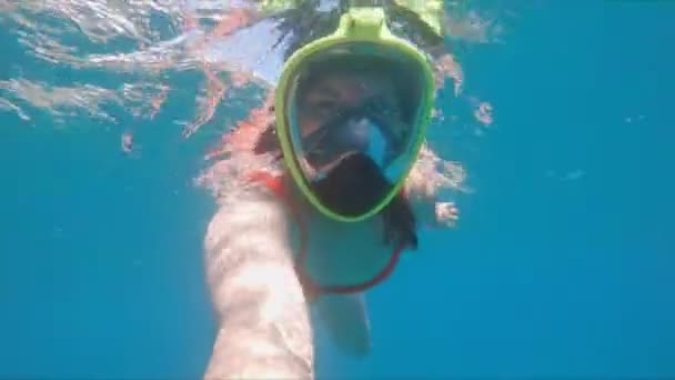 Woman underwater in swimsuit scuba diving — Stock Video