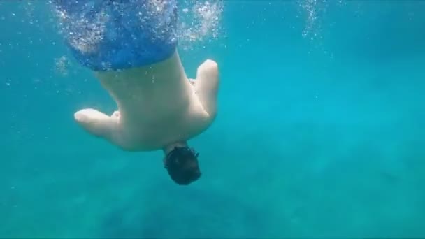 Pareja besándose bajo el agua en las máscaras de buceo — Vídeo de stock