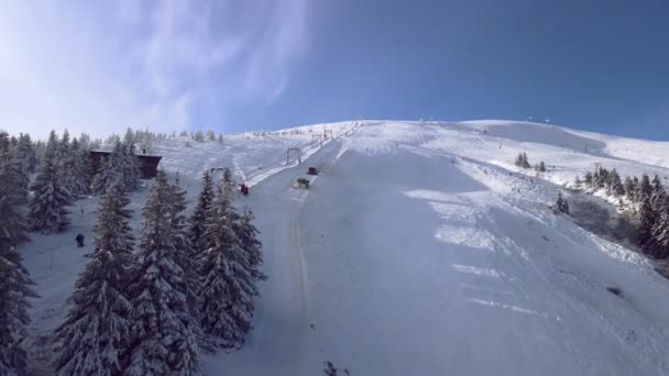 Snowcat jde až na zasněžené vrchol lyžařského střediska — Stock video