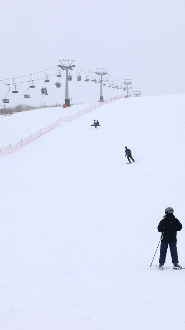 Personer skidåkning och snowboard stolslift på bakgrund — Stockvideo