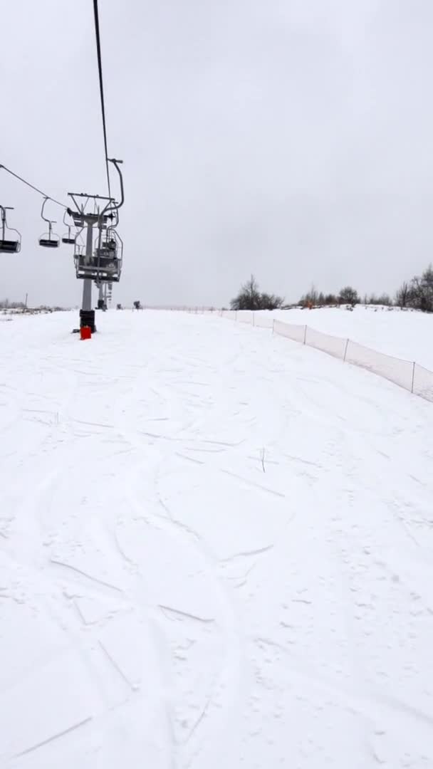 Widok z wyciągu krzesełkowego w ośrodku narciarskim — Wideo stockowe