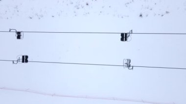 teleferik kayak pistinin tepesinde.