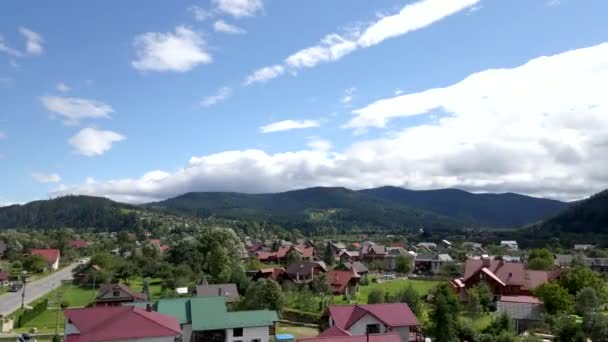 Село з повітряним видом в Карпатах — стокове відео
