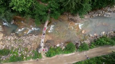 Dağ nehri insanlarının yürüyüş manzarası.