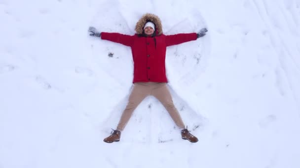 雪の天使を作る男のトップビュー — ストック動画