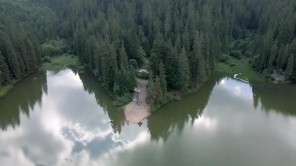 Ukrayna Karpatlar 'daki Sinnevyr Gölü' nün havadan görünüşü — Stok video