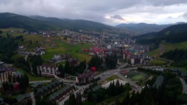 Ukrayna 'daki Karpatya köyünün havadan görünüşü