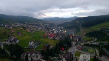 Ukrayna 'daki Karpatya köyünün havadan görünüşü