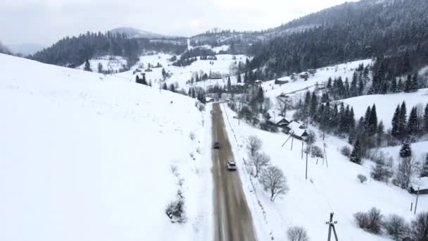 Автомобіль рухається вперед по зимовій дорозі вид з повітря — стокове відео