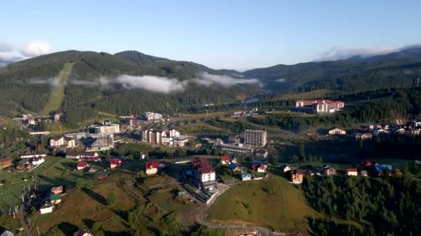 Vue aérienne du village d'été des Carpates — Video