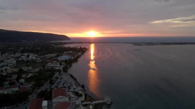 Günbatımının hava görüntüsü, sol tarafta, Yunan adasında.