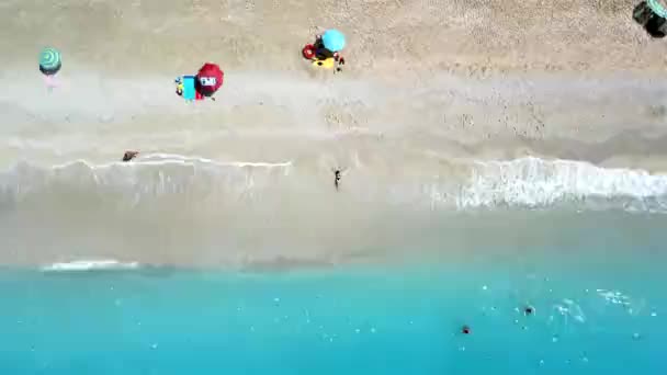 Mulher vista aérea na praia do mar com água azul — Vídeo de Stock