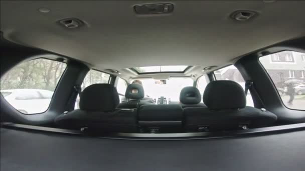 Samochód jazdy vie z bagażnika — Wideo stockowe