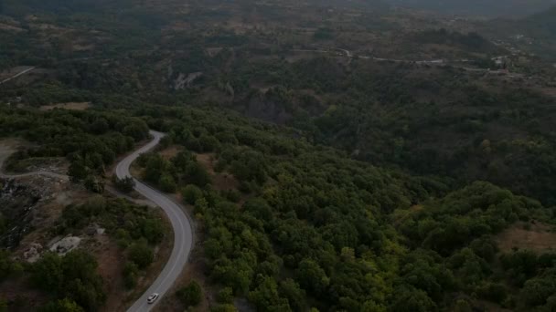 Letecký pohled na SUV auto pohybující se po řecké horské silnici — Stock video