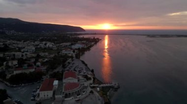 Günbatımının hava görüntüsü, sol tarafta, Yunan adasında.